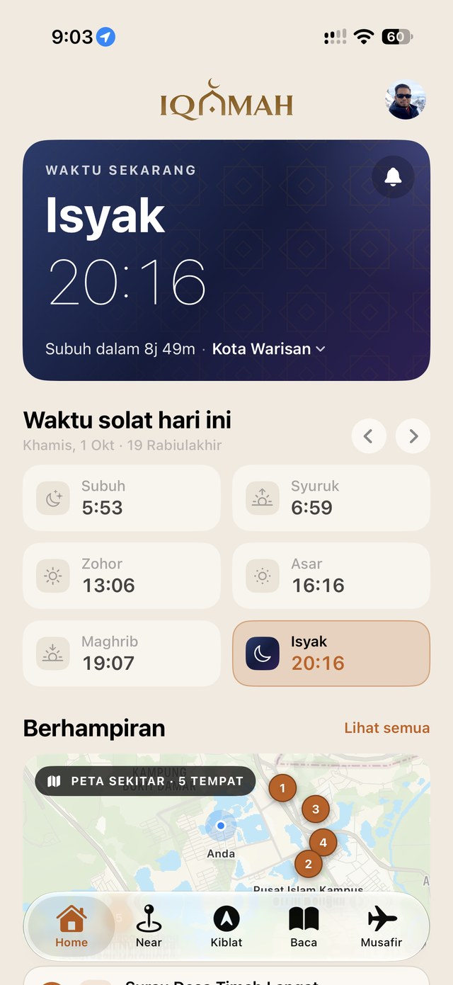 Skrin utama Iqamah menunjukkan waktu solat semasa dan tempat berhampiran